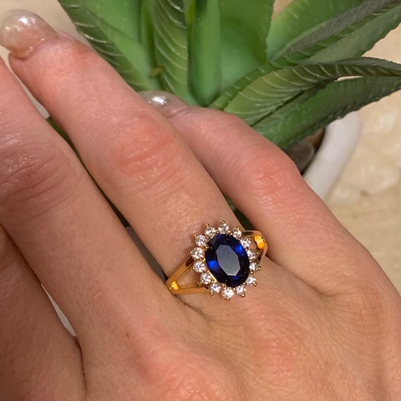 Jewelry - Stunning blue sapphire floral ring